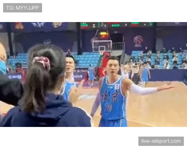 阿尔瓦雷斯逛街那几袋子闪瞎我眼——能付我一年健身卡吧我彻底认输 阿尔瓦雷斯逛街那几袋子闪瞎我眼——能付我一年健身卡吧我彻底认输